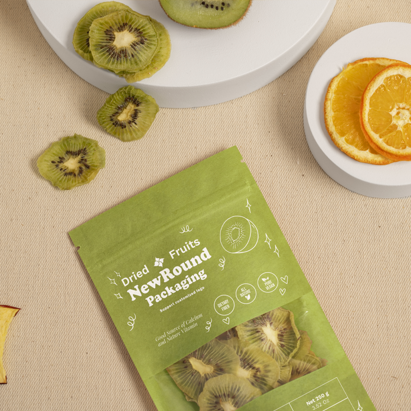 De pie una bolsa de papel de Kraft de fruta seca con ventana 