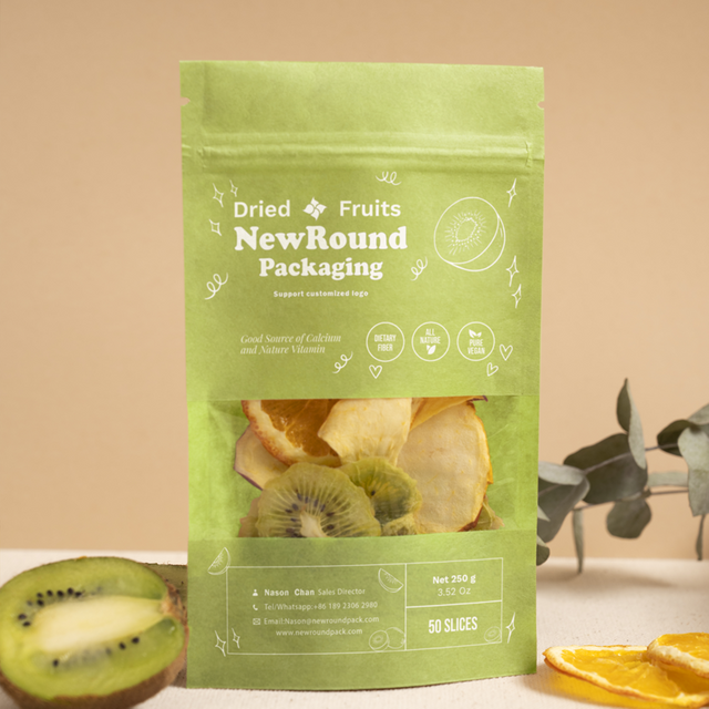 De pie una bolsa de papel de Kraft de fruta seca con ventana 